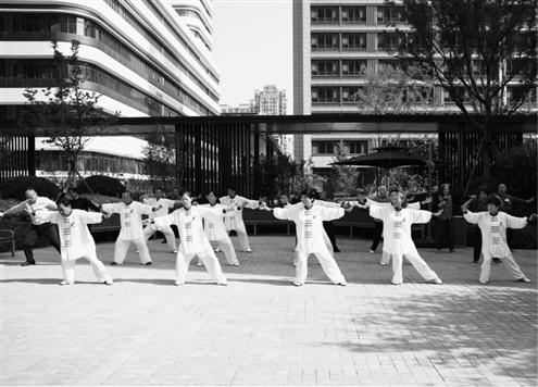 入住长者每天有老师带着练习八段锦